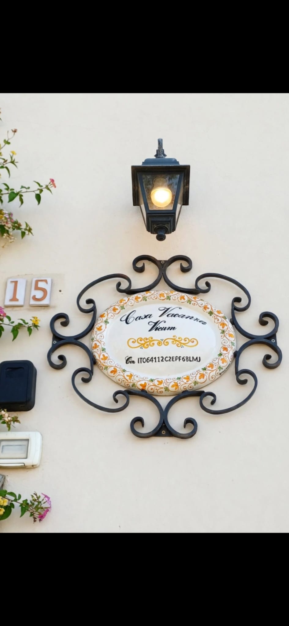 L’insegna Casa Vacanze Vicum accanto al civico 15
