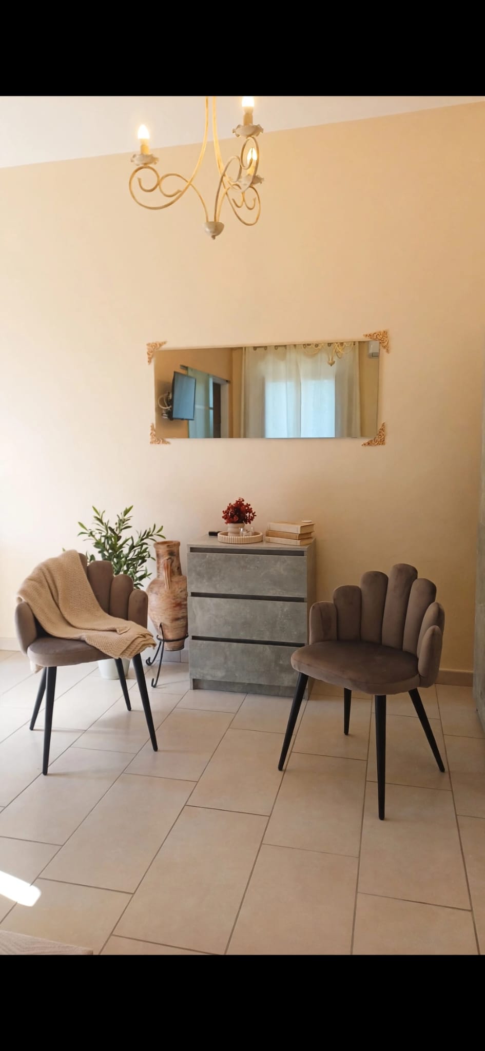 Due poltroncine e una cassettiera nell’angolo relax
