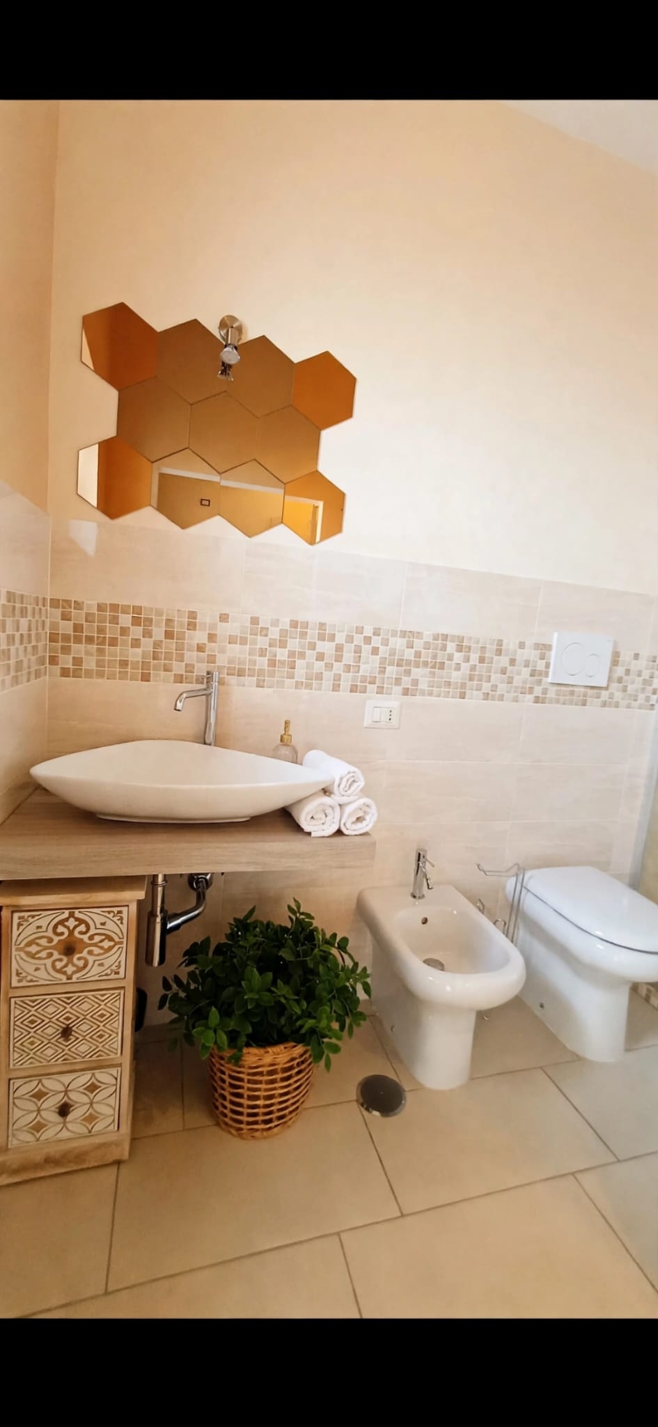Lavabo, specchio e asciugamani nel bagno di Vicum