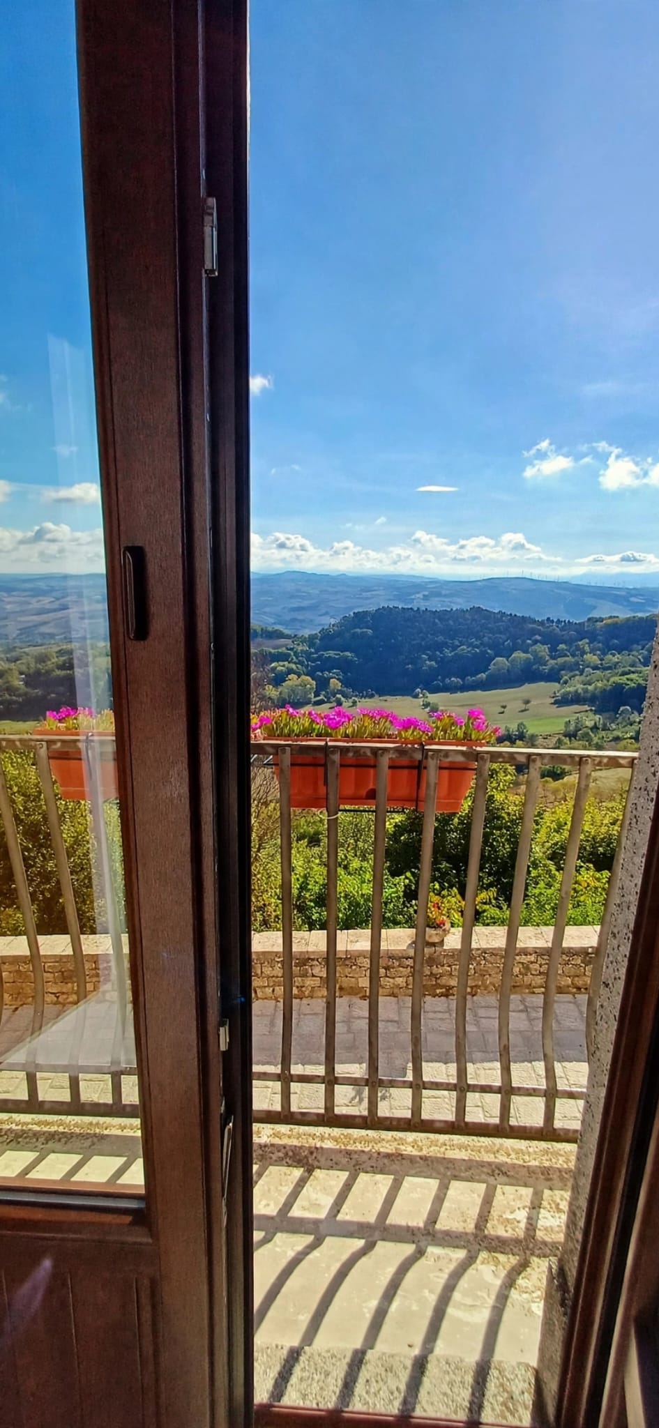 Vista sulle colline dalla porta finestra di Vicum