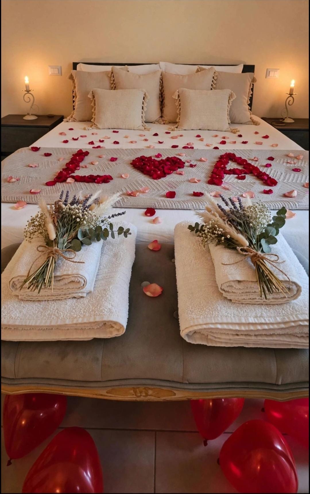 Allestimento del pacchetto Love con iniziali di petali, fiori e palloncini